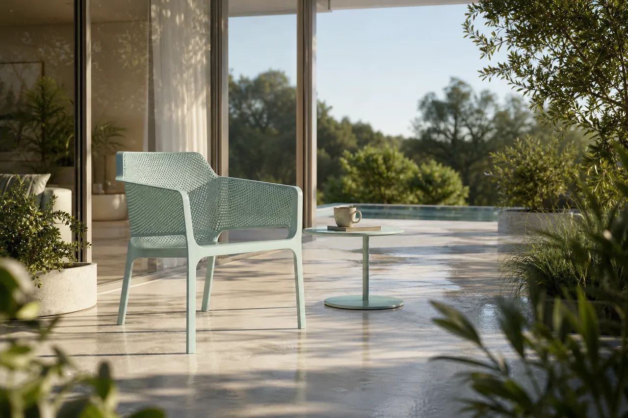 Sun-ready, easy to move outdoor seating