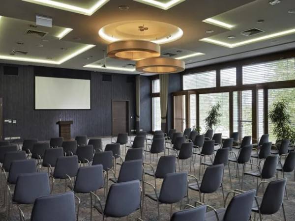 Barack Hotel Tiszakécske Konferencia terem