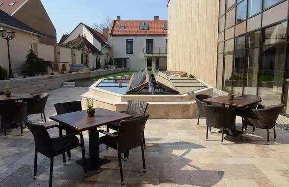 Hotel Merops Étterem terasz, Szekszárd