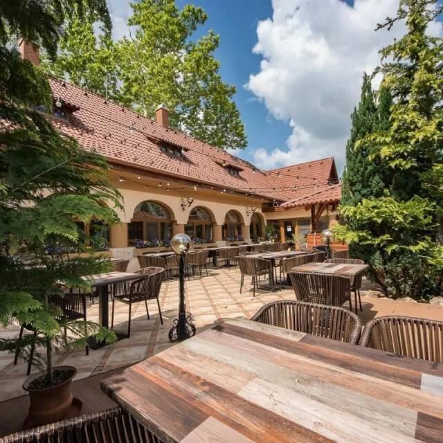 Platán Garden Restaurant & Rooms